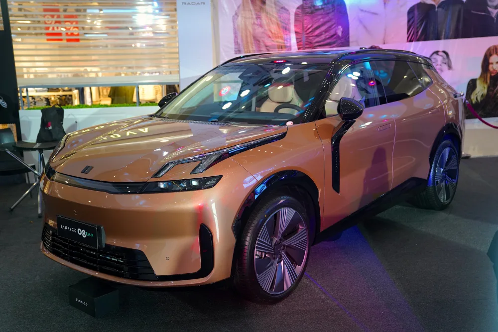 The Lynk & Co 08 EM-P highlighting its bold styling as a premium electrified vehicle for modern drivers.