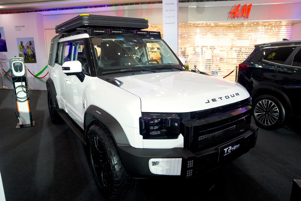 Front view of the white JETOUR T2 Lightning i-DM Panda Edition Panda Edition, featuring overlanding-inspired accessories and a bold front grille.